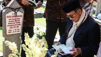 Tutup Usia, Habibie Lepaskan Selendang Putih Ainun