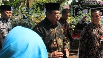 Mantan Presiden Republik Indonesia ke-6 Susilo Bambang melayat ke rumah duka BJ Habibie di kawasan Kuningan, Jakarta Selatan, Kamis (12/9). [Suara.com/Angga Budhiyanto]  