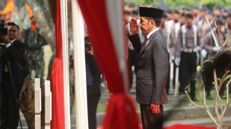 Presiden Joko Widodo di Pemakaman Bj Habibie di Taman Makam Pahlawan Kalibata, Jakarta, Kamis (12/9).  [Suara.com/Arya Manggala]