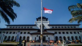 BJ Habibie Wafat, Indonesia Kibarkan Bendera Setengah Tiang