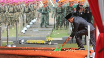 Presiden Joko Widodo di Pemakaman Bj Habibie di Taman Makam Pahlawan Kalibata, Jakarta, Kamis (12/9).  [Suara.com/Arya Manggala]