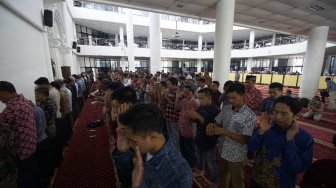 Civitas Akademika UMM Salat Gaib di Masjid yang Diresmikan Almarhum Habibie