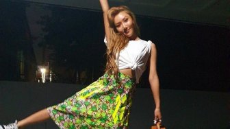 Hwasa MAMAMOO Pakai Celana Melorot, Warganet Tepuk Jidat