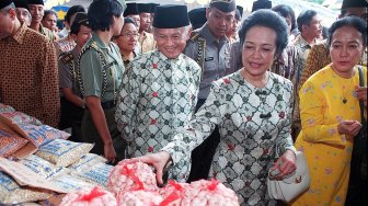 Hasri Ainun Habibie dan suaminya, Presiden Indonesia BJ Habibie, memeriksa bawang putih di pasar murah yang didirikan di Taman Monumen Nasional di Jakarta, 09 Januari. [Foto/AFP]