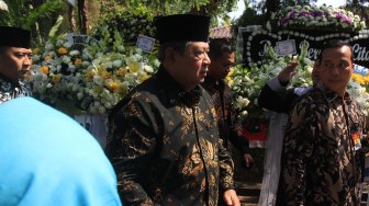 Mantan Presiden Republik Indonesia ke-6 Susilo Bambang melayat ke rumah duka BJ Habibie di kawasan Kuningan, Jakarta Selatan, Kamis (12/9). [Suara.com/Angga Budhiyanto]  