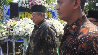 Mantan Presiden Republik Indonesia ke-6 Susilo Bambang melayat ke rumah duka BJ Habibie di kawasan Kuningan, Jakarta Selatan, Kamis (12/9). [Suara.com/Angga Budhiyanto]  