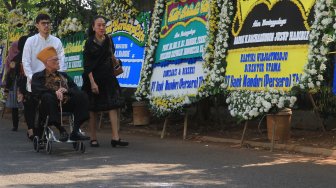 Karangan bunga duka di area rumah BJ Habibie di kawasan Kuningan, Jakarta Selatan, Kamis (12/9). [Suara.com/Angga Budhiyanto] 