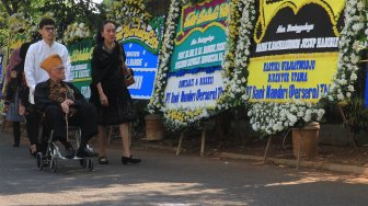 Karangan bunga duka di area rumah BJ Habibie di kawasan Kuningan, Jakarta Selatan, Kamis (12/9). [Suara.com/Angga Budhiyanto] 