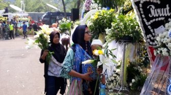 Tetangga Ramai-ramai Petik Bunga Duka BJ Habibie