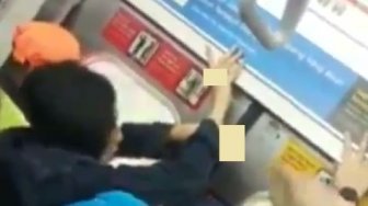 Ngilu, Jari Terjepit Pintu KRL, Penumpang Pingsan saat Diselamatkan