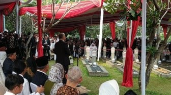 Anak Habibie di Pemakaman: Semoga Bapak dan Ibu Bersatu di Akhirat