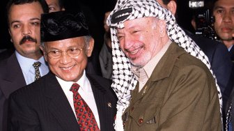 Presiden Indonesia BJ Habibie (kiri) menyapa pemimpin Palestina Yasser Arafat di pangkalan udara militer Halim Perdanakusumah, 08 April 1999. [Foto/AFP]
