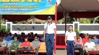 Aparat dan Masyarakat Cilacap Dukung Gerakan Bersih Laut dan Pantai