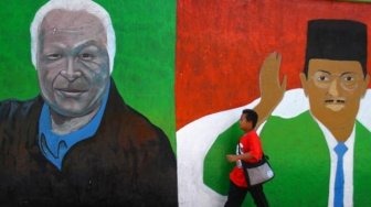 BJ Habibie Mau Direkrut Presiden Marcos, Sebelum Ditarik Soeharto