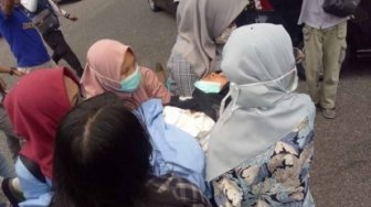 Mahasiswi Unri Pingsan saat Berunjuk Rasa di Kantor Gubernur Riau