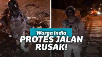 Nggak Pakai Pohon Pisang, Kerennya Warga India Ketika Protes Jalanan Rusak!