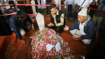 Warga memadati makam almarhum Presiden ke-3 RI BJ Habibie di Taman Makam Pahlawan Nasional Kalibata, Jakarta, Kamis (12/9). [Suara.com/Arya Manggala]