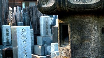 Fenomena Batu Melayang di Atas Pemakaman Ini Gegerkan Warga Jepang