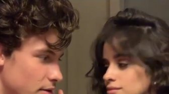 Shawn Mendes Unggah Video Ciuman 'Ikan' dengan Camila Cabello