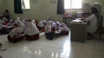 Miris! Siswa SD di Dekat Rumdin Walkot Bekasi Ini 2 Tahun Belajar di Lantai