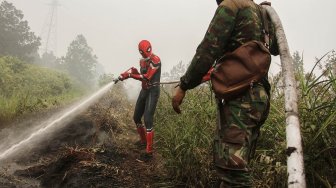 Aksi Spiderman Berjibaku Padamkan Kebakaran Hutan Riau