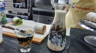 Mengandung Arang, Resep Es Cendol Hitam ala Chef Nicky Tirta Segar Banget!