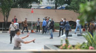 Suasana ricuh di depan Gedung KPK, Jakarta, Jumat (13/9).  [Suara.com/Arya Manggala]