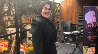 Heboh Foto Sarita Abdul Mukti Lepas Jilbab