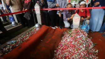 Warga memadati makam almarhum Presiden ke-3 RI BJ Habibie di Taman Makam Pahlawan Nasional Kalibata, Jakarta, Kamis (12/9). [Suara.com/Arya Manggala]