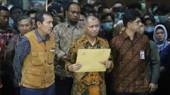 Ketua KPK Agus Rahardjo (tengah) bersama Wakil Ketua KPK Saut Situmorang (kiri), dan Wakil Ketua KPK Laode M Syarif memberikan keterangan pers di Gedung KPK, Jakarta, Jumat (13/9). [Suara.com/Arya Manggala]