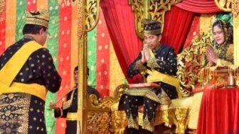 Kabut Asap Makin Parah, LAM Riau Diminta Cabut Gelar Adat Jokowi