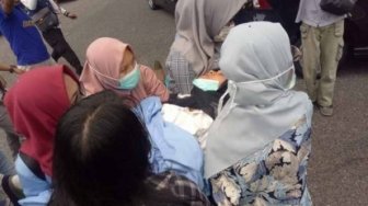 Mahasiswi Unri Pingsan saat Berunjuk Rasa di Kantor Gubernur Riau