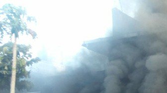 Toko Barang Pecah Belah di Jember, Dilalap Jago Merah