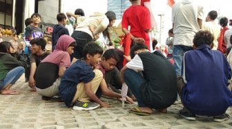 Orator Dukung Revisi UU KPK Teriak-teriak, Massa Bocah Ini Sibuk Main Pasir