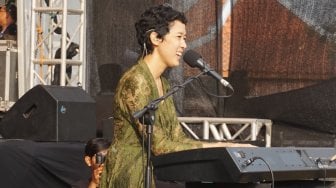 Frau Intim dengan Oscar di Panggung Outdoor Balkonjazz 2019