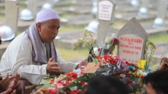 Warga berdoa saat berziarah di makam BJ Habibie di Taman Makam Pahlawan Nasional Kalibata, Jakarta, Sabtu (14/9). [Suara.com/Arya Manggala]