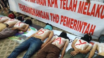 Demo di Depan Gedung KPK Diwarnai Bakar Spanduk dan Aksi Teatrikal