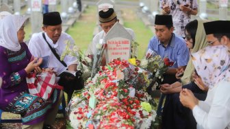 Warga berdoa saat berziarah di makam BJ Habibie di Taman Makam Pahlawan Nasional Kalibata, Jakarta, Sabtu (14/9). [Suara.com/Arya Manggala]