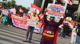 Aksi Superhero Dukung Revisi UU KPK