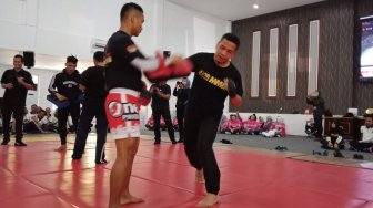 Beri Anggota Ilmu Bela Diri, Polrestabes Surabaya Datangkan Legendaris MMA