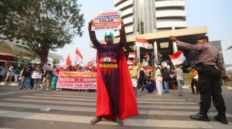 Massa yang tergabung dalam Aliansi Rakyat Lawan Korupsi menggunakan kostum superhero saat berunjuk rasa di halaman gedung KPK Merah Putih, Jakarta, Sabtu (14/9). [Suara.com/Arya Manggala]