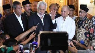 Presiden Pertama Timor Leste, Kay Rala Xanana Gusmao atau Xanana Gusmao�(tengah) didampingi Dubes Timor Leste untuk Indonesia Alberto Xavier Pereira Carlos (kiri), putra almarhum Presiden ke-3 Republik Indonesia Bacharuddin Jusuf Habibie, Ilham Akbar Habibie (kedua kanan) dan Thareq Kemal Habibie (kanan) memberikan keterangan kepada wartawan ketika takziah di rumah mendiang di Patra Kuningan, Jakarta, Sabtu (14/9/2019). [ANTARA FOTO/M Risyal Hidayat]