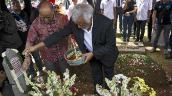 Presiden Pertama Timor Leste, Kay Rala Xanana Gusmao atau Xanana Gusmao (kanan) bersama putra Presiden ke-3 Republik Indonesia Bacharuddin Jusuf Habibie, Ilham Akbar Habibie (kiri depan) menaburkan bunga saat berziarah ke makam Ibu Negara ke-3 Republik Indonesia Ainun Habibie Habibie di Taman Makam Pahlawan (TMP) Kalibata, Jakarta, Minggu (15/9). [ANTARA FOTO/Nova Wahyudi]