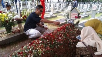 Anak Eks Ajudan Taruh Foto di Makam BJ Habibie, Ada Kisah Haru di Baliknya