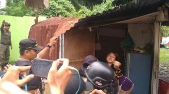 Rumahnya Digusur, Emak-emak Lempar Satpol PP Pakai Sambal dan Air Kencing