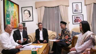 Presiden Pertama Timor Leste, Kay Rala Xanana Gusmao atau Xanana Gusmao�(kedua kiri) didampingi Dubes Timor Leste untuk Indonesia Alberto Xavier Pereira Carlos (kedua kanan) berbincang dengan putra almarhum Presiden ke-3 Republik Indonesia Bacharuddin Jusuf Habibie, Ilham Akbar Habibie (kiri) dan Thareq Kemal Habibie (kanan) ketika takziah di rumah mendiang di Patra Kuningan, Jakarta, Sabtu (14/9). [ANTARA FOTO/M Risyal Hidayat]