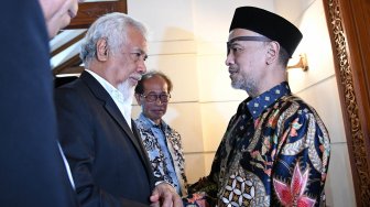 Presiden Pertama Timor Leste Kay Rala Xanana Gusmao atau Xanana Gusmao (kedua kiri) berjabat tangan dengan putra Presiden ke-3 Republik Indonesia Ilham Akbar Habibie, Thareq Kemal Habibie (kanan) ketika takziah di rumah mendiang di Patra Kuningan, Jakarta, Sabtu (14/9). [ANTARA FOTO/M Risyal Hidayat]