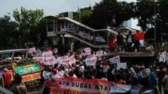 Duit Disebar di Dekat Mobil Komando, Massa Tuntut Pimpinan KPK Mundur Riuh