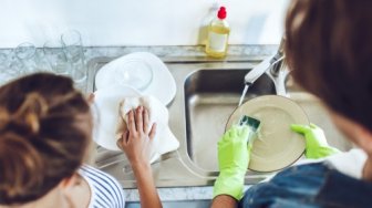 Wajib Tahu, Ini Cara Mudah Bersihkan Tempat Alat Makan dan Minum Anak