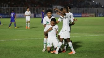 Pemain Timnas Indonesia U-16 merayakan selebrasi usai mencetak gol saat melawan Timnas Filipina pada Kualifikasi Piala AFC U-16 2020 di Stadion Madya, Jakarta, Senin (16/9). Timnas Indonesia U-16 menang dengan skor 0-4. [Suara.com/Arya Manggala]